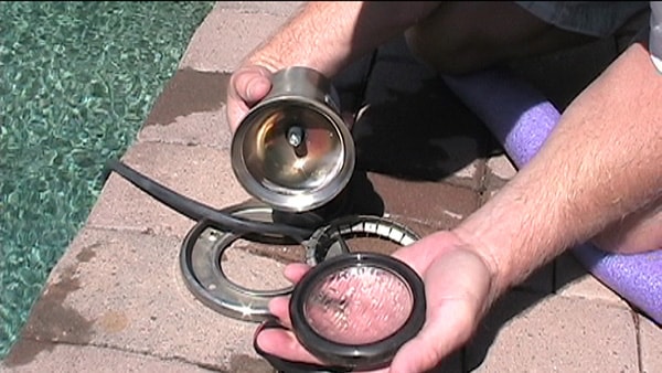 Kiểm tra đèn khi bị nước rò rỉ vào trong