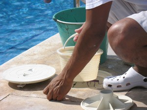 Các bước làm sạch giỏ lọc bơm bể bơi