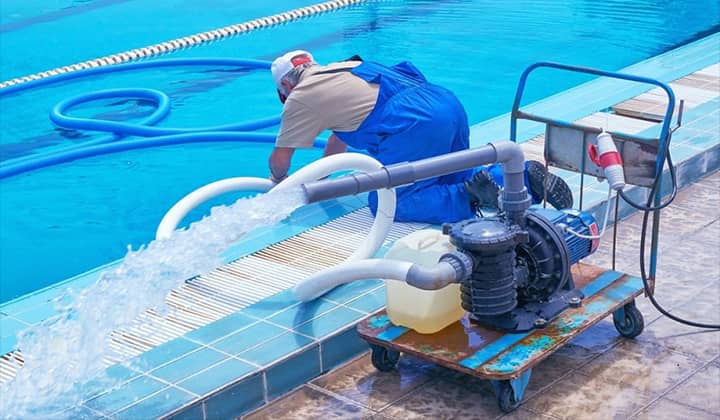 vệ sinh hồ bơi