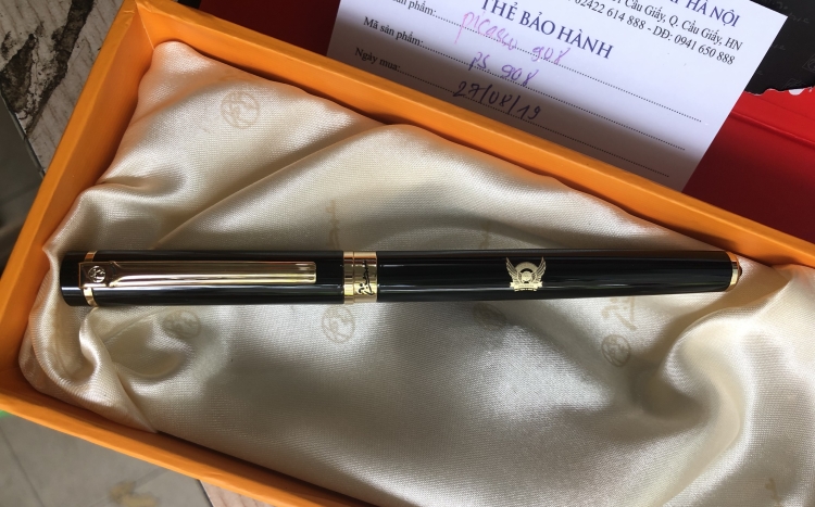 khắc laser trên bút làm quà tặng