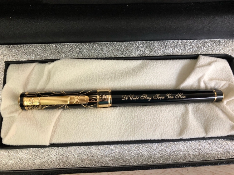 khắc laser trên bút làm quà tặng