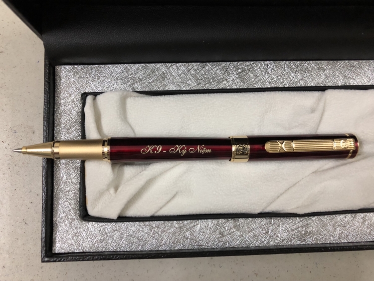 khắc laser trên bút làm quà tặng