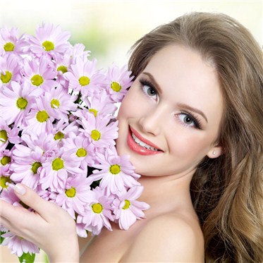 Giữ lớp trang điểm bền màu và tăng sự hấp thu khi dùng kem dưỡng Herb & Mineral Mist