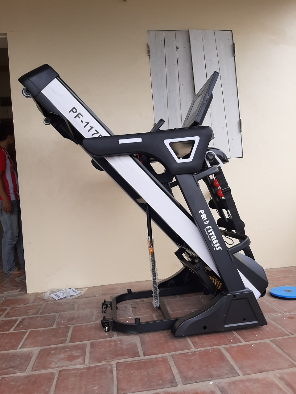 Máy chạy bộ điện PRO FITNESS PF-117D khi gập gọn