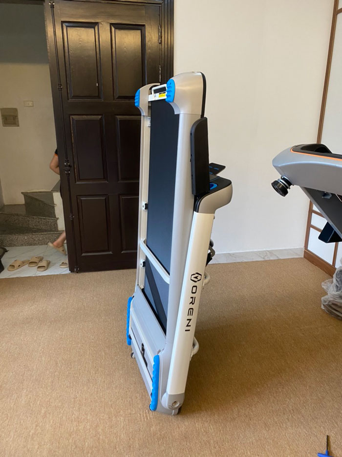 Máy chạy bộ điện Sakura HQ-V3C khi gấp gọn