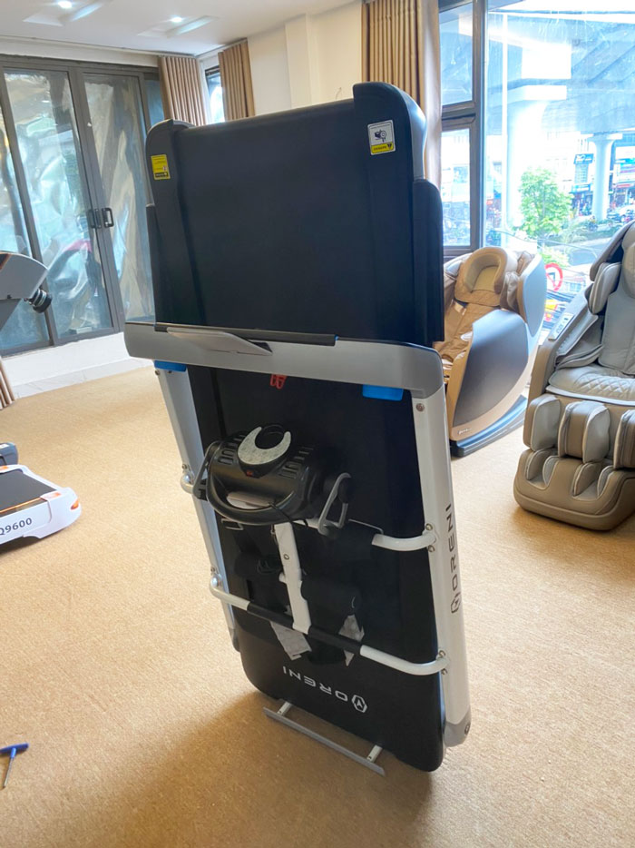 Máy chạy bộ điện Sakura HQ-V3C gọn khi tập xong