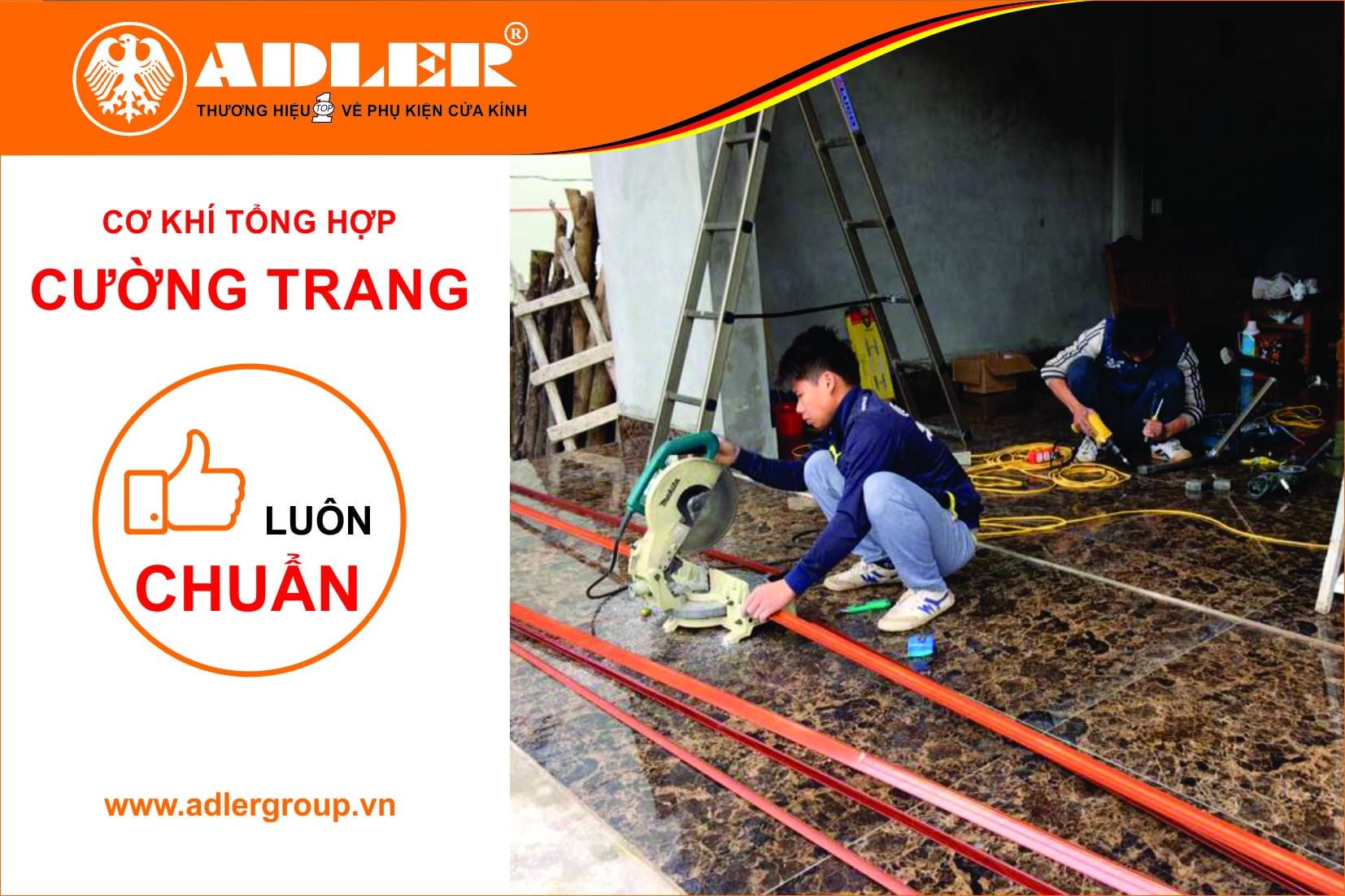 Anh thợ Nhôm kính Cường Trang đang miệt mài với công việc lắp đặt của mình.