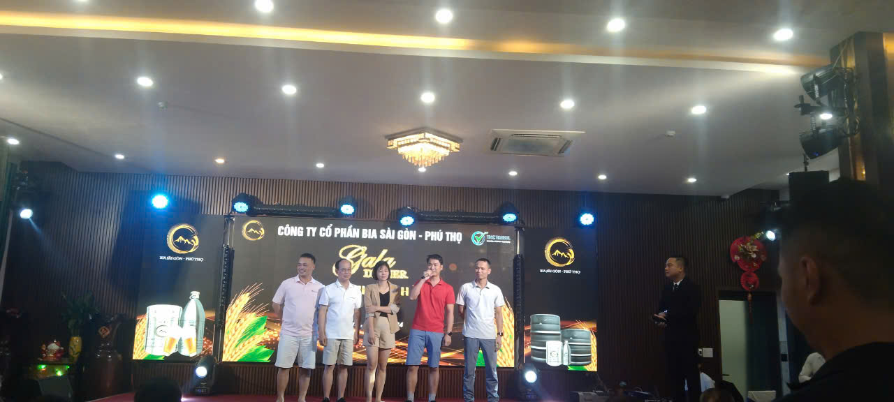 Ông Nguyễn Xuân Trường - Phó Giám đốc Công ty và đại diện Các phòng ban phát biểu tại Đêm Gala