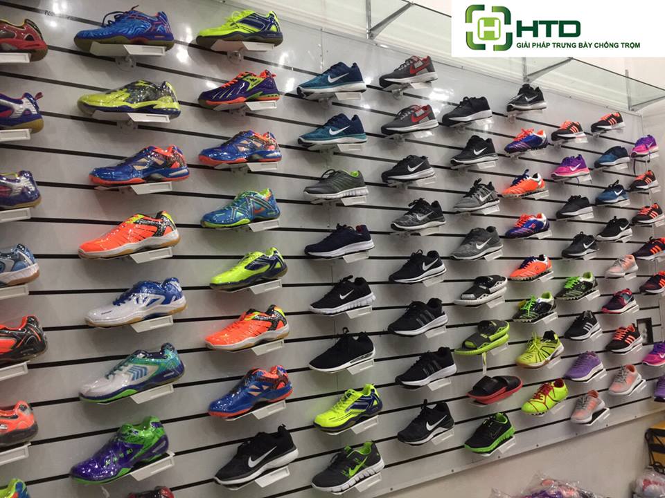 trưng bày giày dép shop