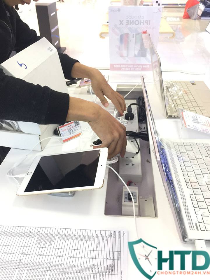 thiết bị chống trộm trưng bày laptop tại siêu thị PI Co