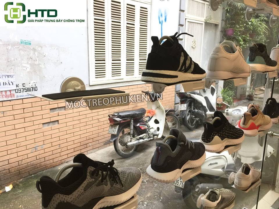 kệ để giày gắn lên mặt kính
