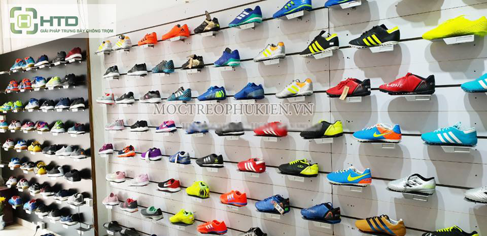 kệ trưng bày giày cài tấm slatwall