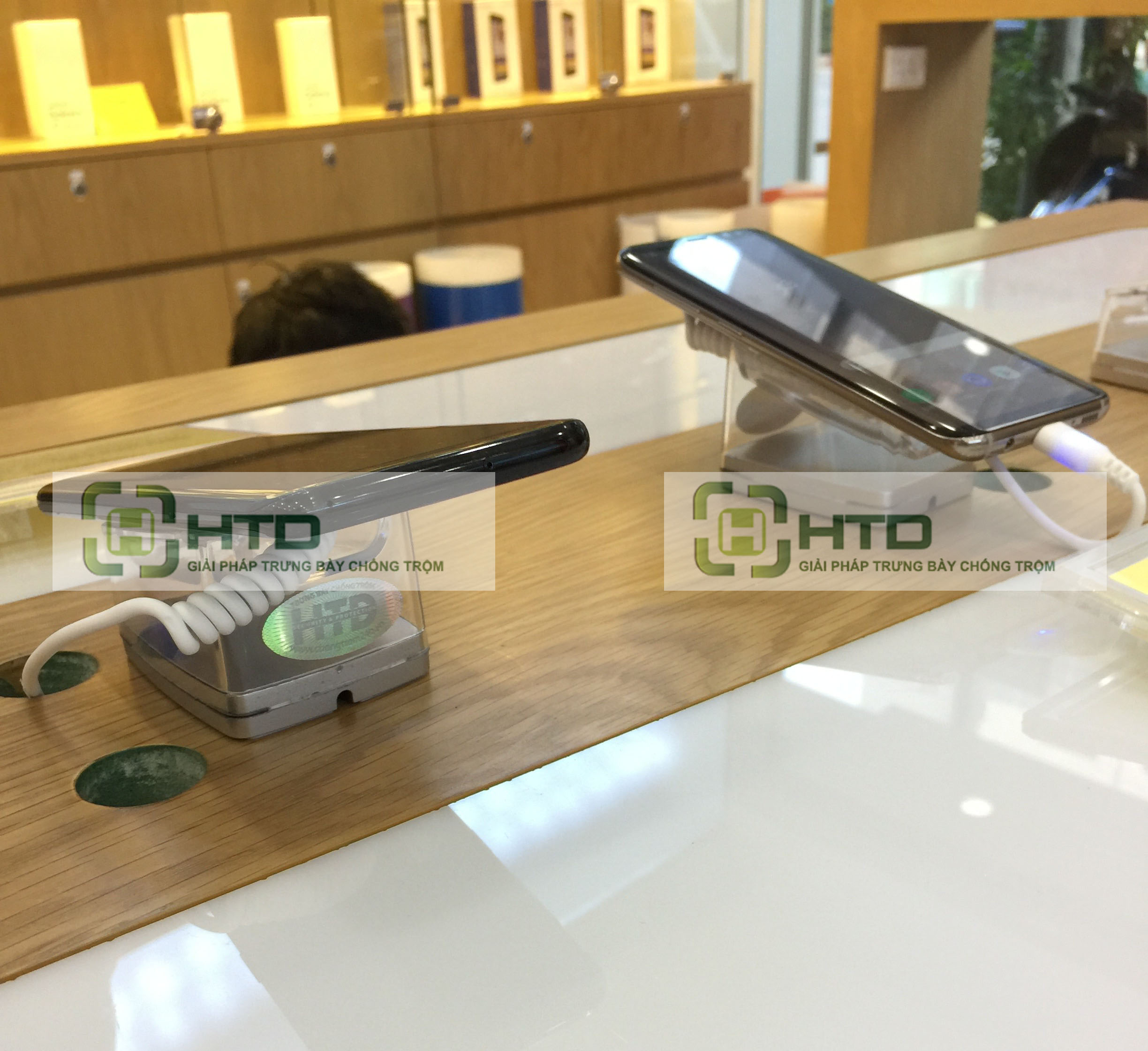 chống trộm trưng bày điện thoại