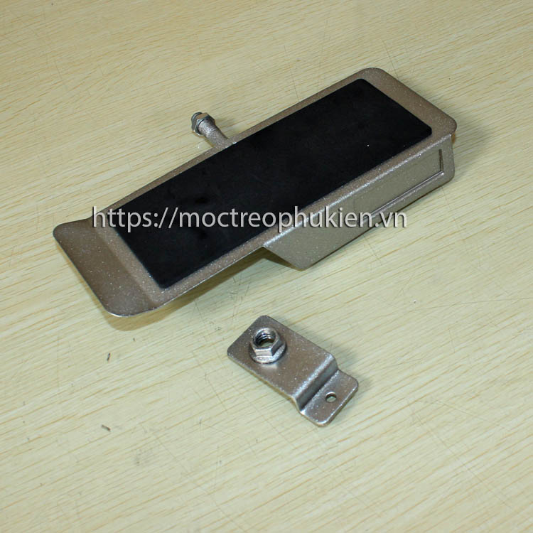 ke trung bay giay the thao