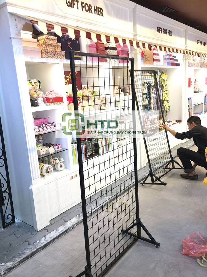 khung lưới treo phụ kiện