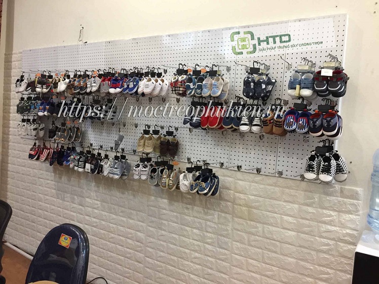 ke trung bay giay dep tre em