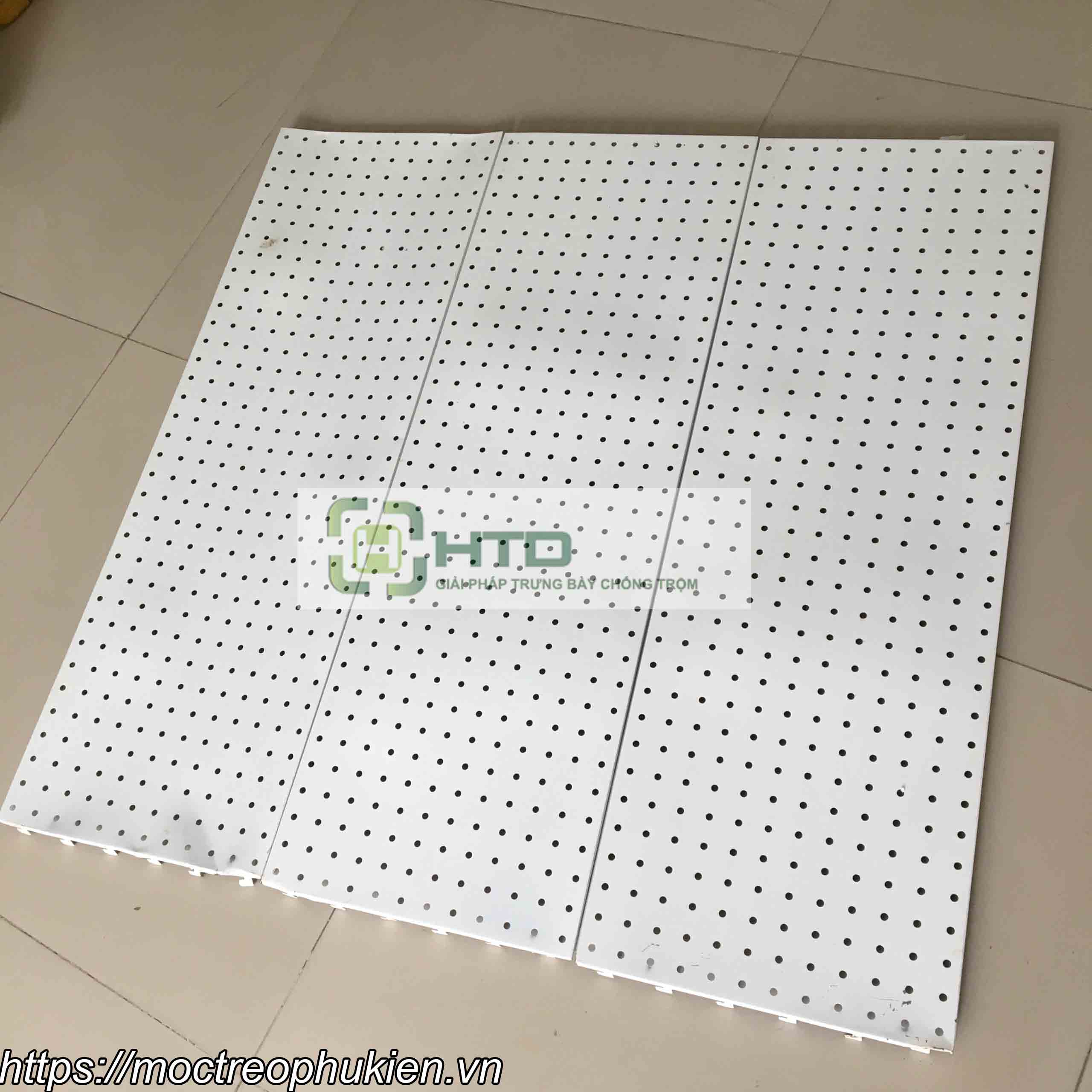 kệ treo phụ kiện dạng tấm lỗ