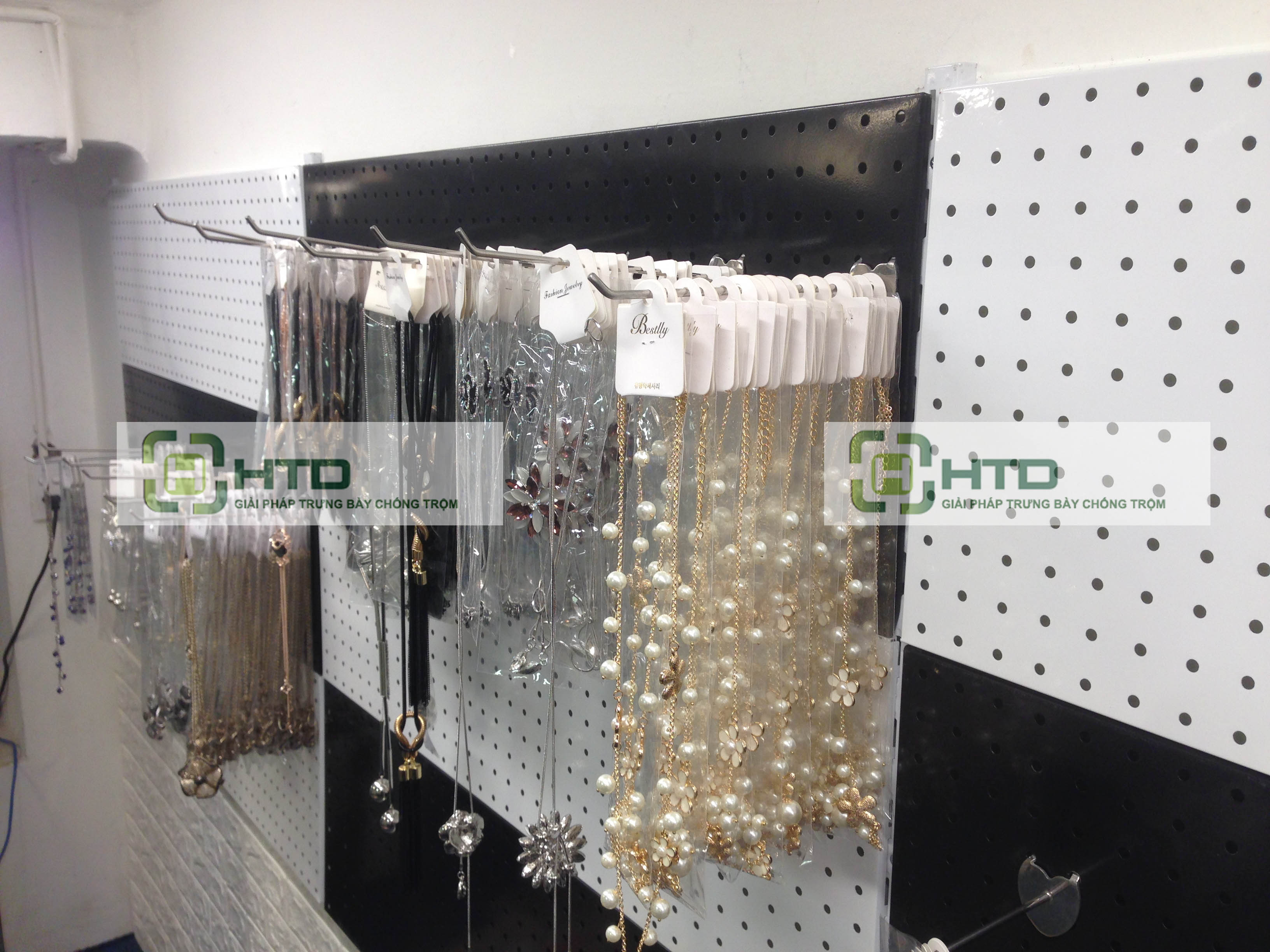 Kệ treo phụ kiện tấm lỗ