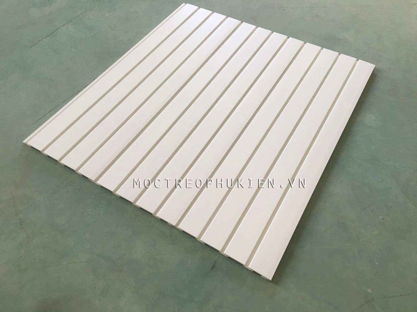 tấm rãnh nhựa cài móc treo