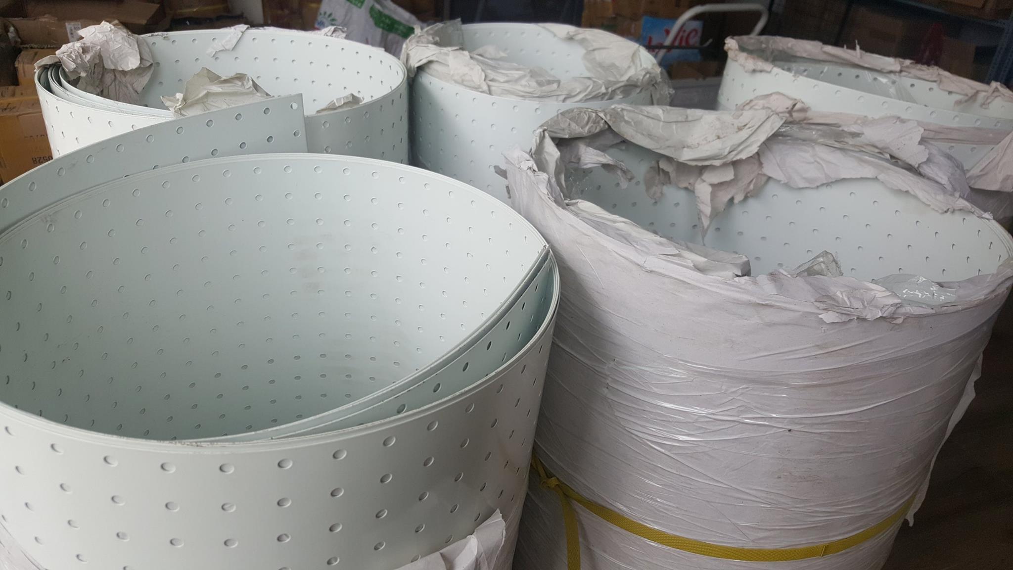 tấm thép đục lỗ cài móc