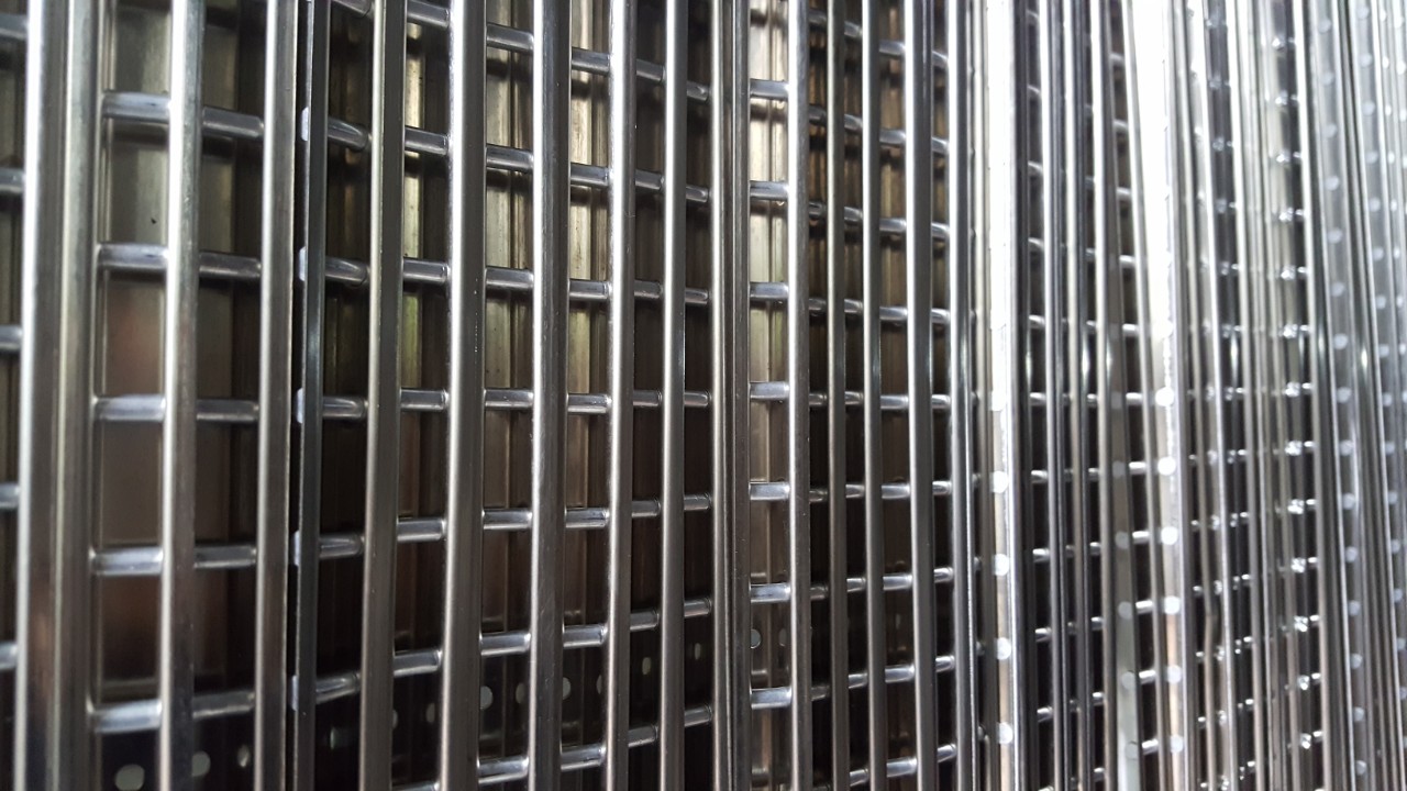 thanh ray gắn tường làm kệ shop quần áo thời trang