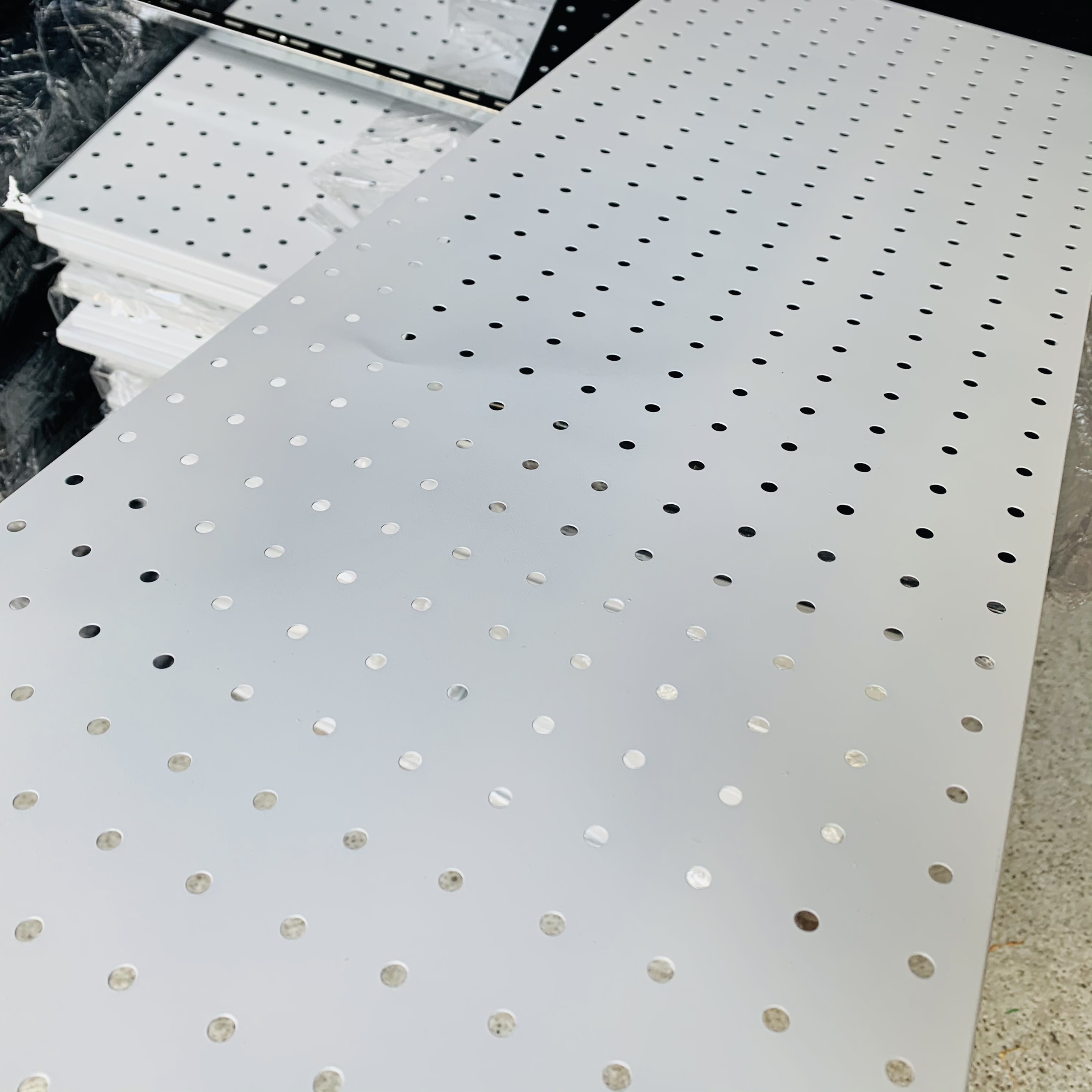 Tấm thép đục lỗ cài móc treo sơn tĩnh điện