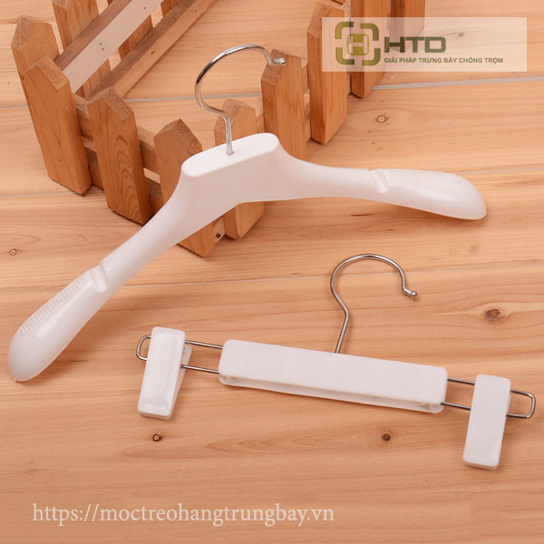 móc nhựa quần áo trẻ con