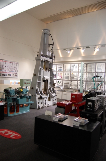 Máy dập tạp ra các sản phẩm KTC