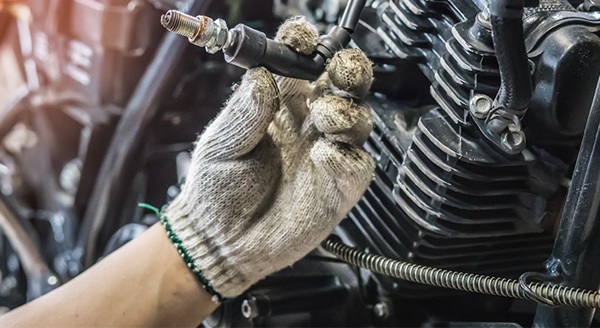 Kiểm tra bugi xe máy đúng kỹ thuật để đánh giá tình trạng hoạt động của động cơ