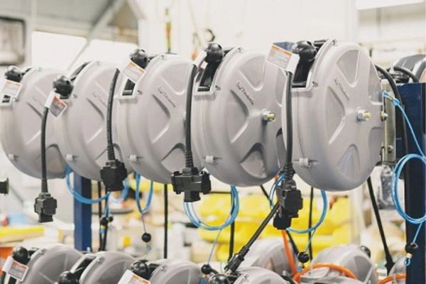 Dây hơi tự rút có vai trò quan trọng trong xưởng, sử dụng tiện lợi