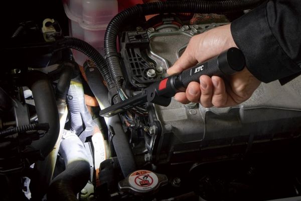 Cách chọn đèn pin thiết kế cầm tay sạc điện phù hợp