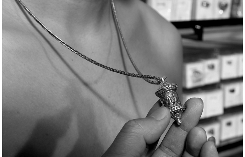 Mặt Dây Chuyền Trụ Om Mani Padme Hum - DC463