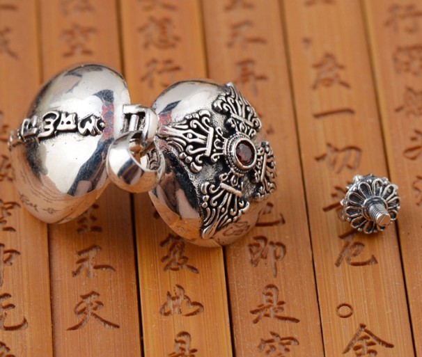 Mặt dây chuyền Khắc Om Mani Padme Hum Phật Giáo -DC564