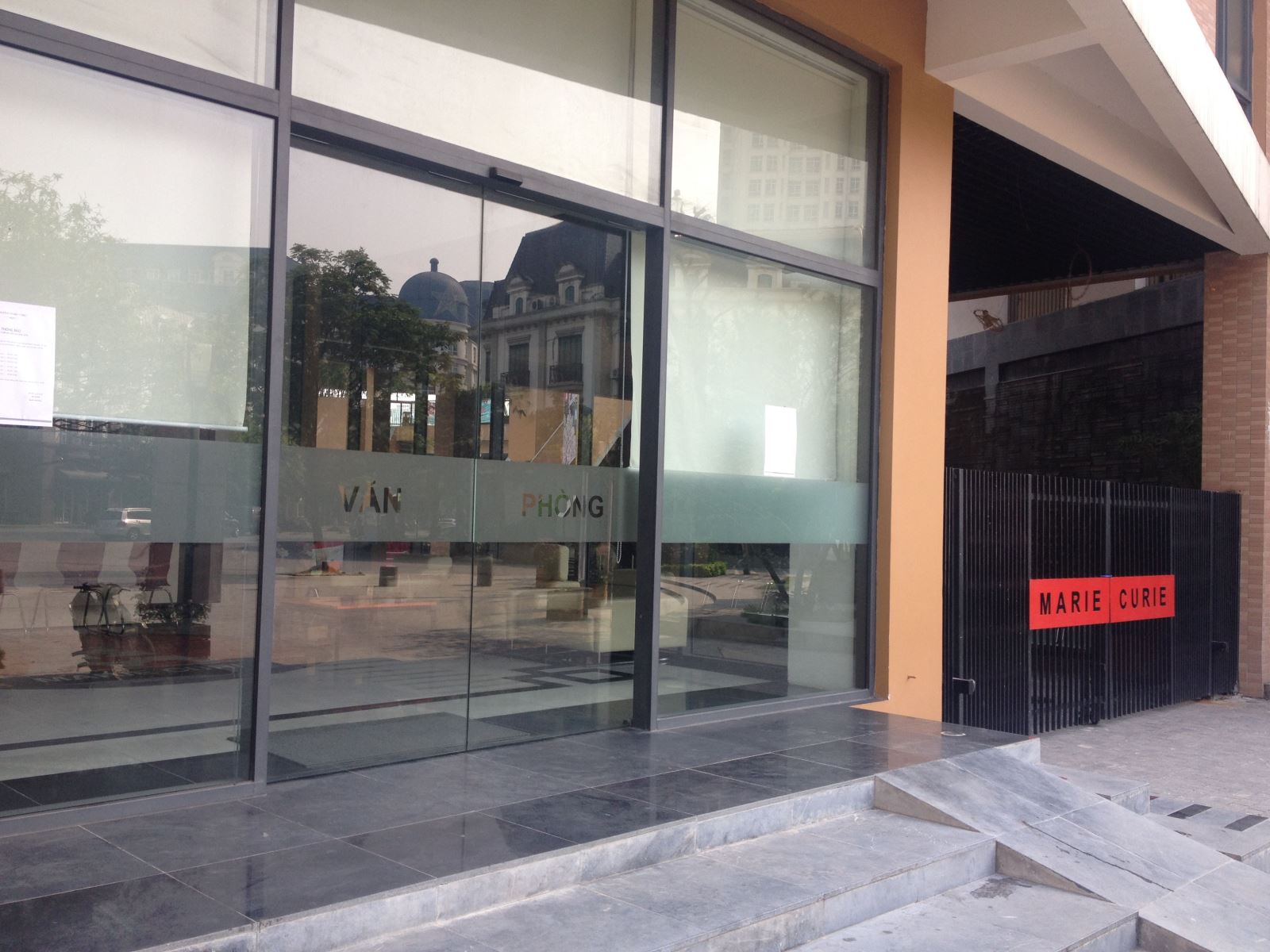 Cửa trượt tự động tại không gian văn phòng