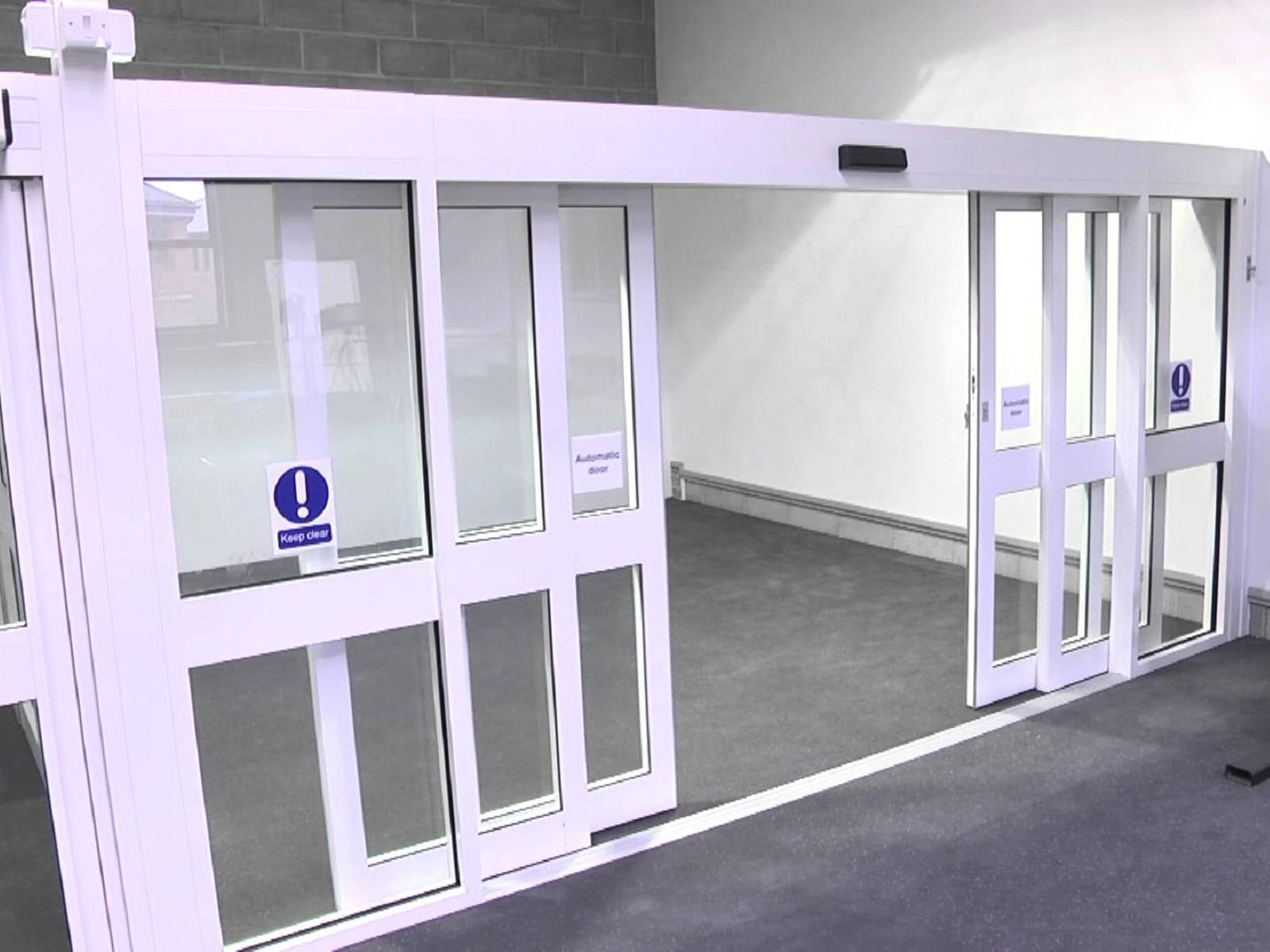 Cửa tự động Hàn Quốc màu trắng sang trọng