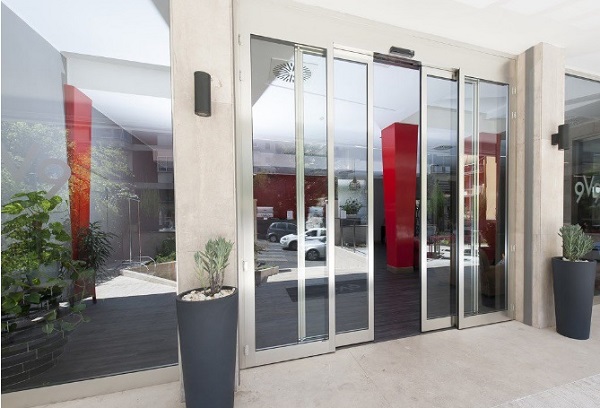 Cửa kính cường lực tự động đem lại nhiều ưu điểm vượt trội