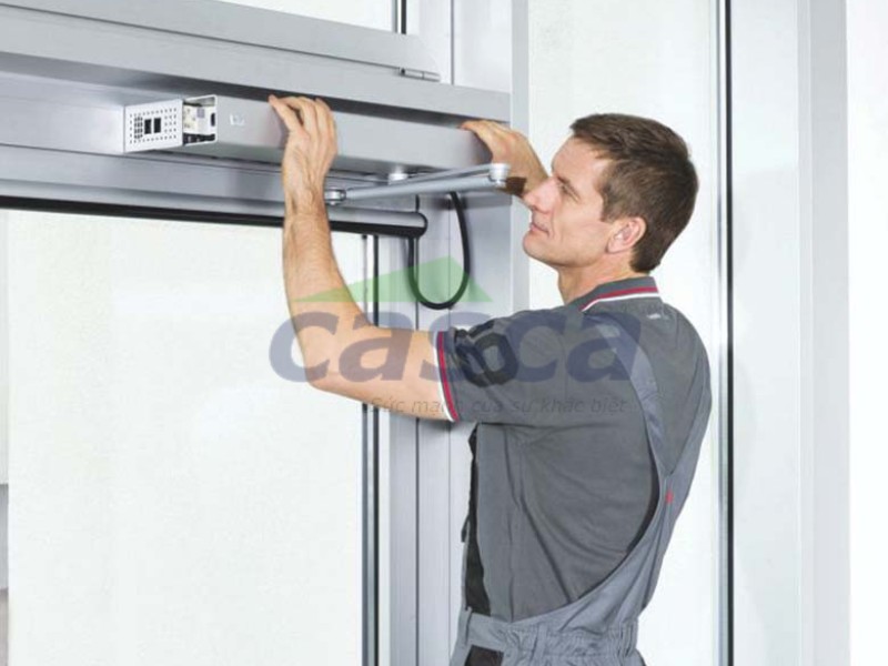 Vệ sinh cửa tự động bên trong