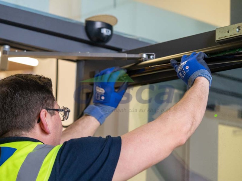 Vì sao cần phải vệ sinh cửa tự động