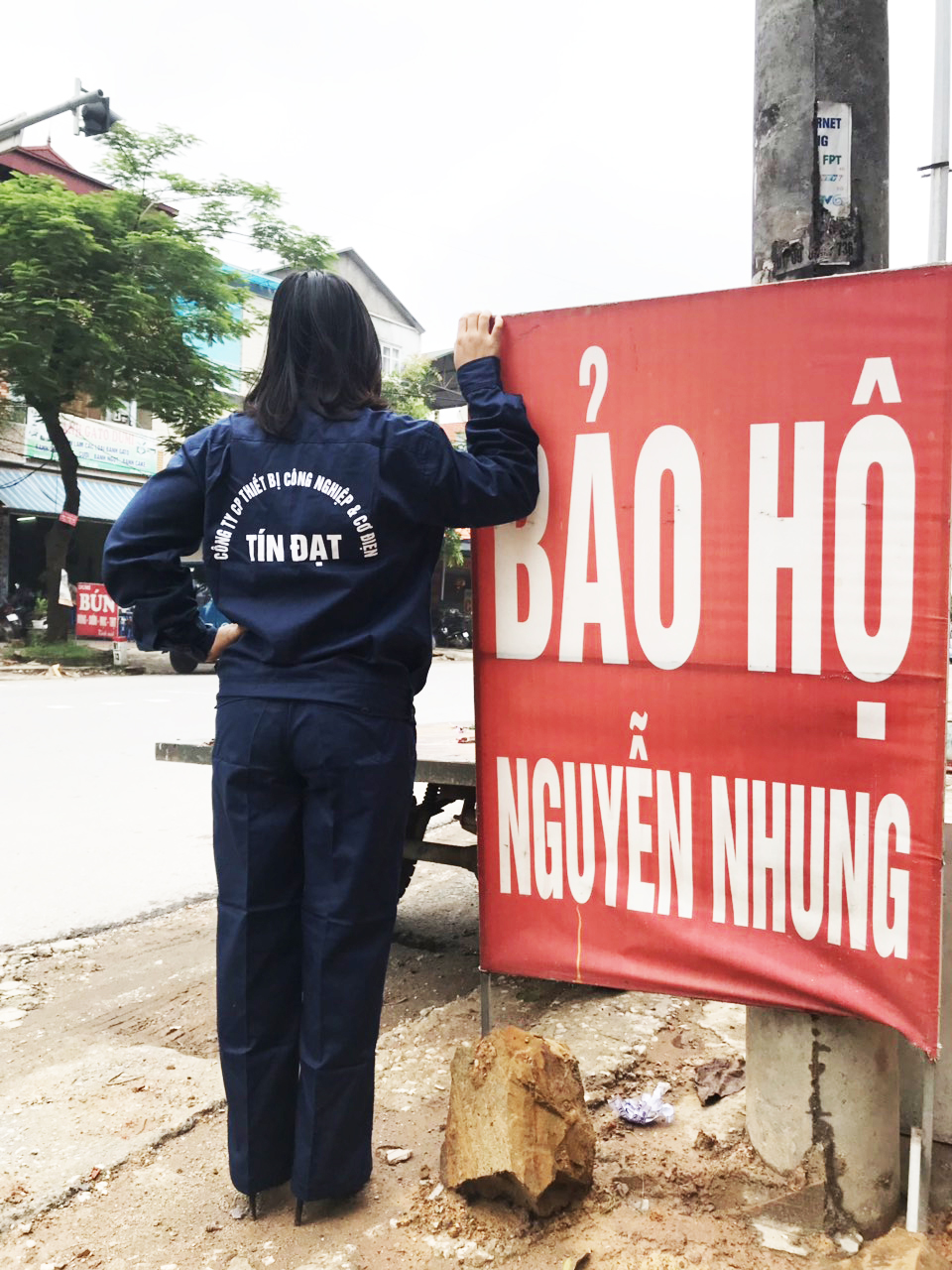 Quần áo bảo hộ màu tím than in màu trắng