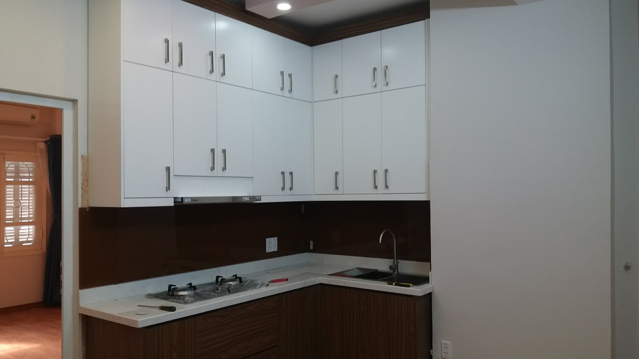 kính cường lực sơn màu ốp bếp màu nâu