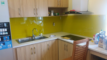 kính cường lực sơn màu ốp bếp màu vàng chanh