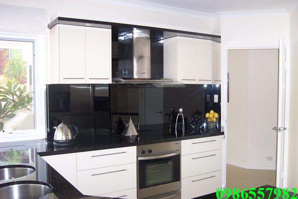 kính cường lực sơn màu ốp bếp màu đen