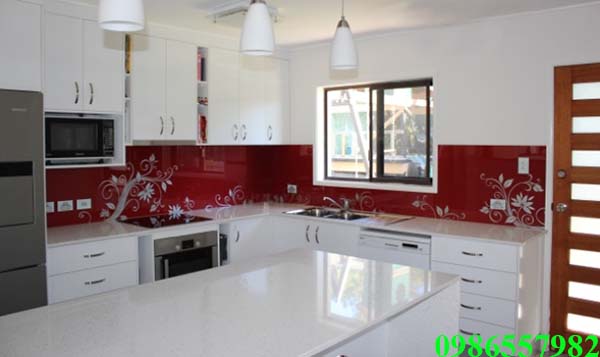 kính ốp bếp màu đỏ tại 465 thụy khuê tây hồ hà nội