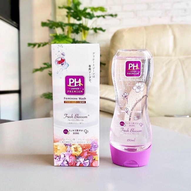 Dung dịch vệ sinh phụ nữ PH Premium cung cấp độ ẩm, tạo độ ẩm cho vùng da này được mềm mại, mịn màng. 