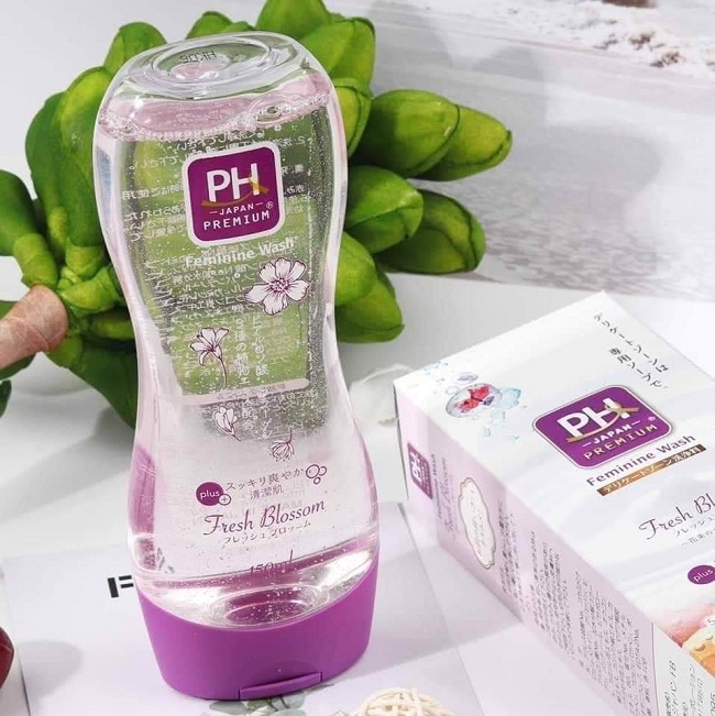 Dung dịch vệ sinh phụ nữ PH Premium với công thức pH=5, chiết xuất thiên nhiên, phù hợp dùng hằng ngày mà không sợ bị khô rát.