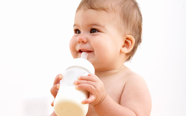 Kết quả hình ảnh cho trẻ uống sữa