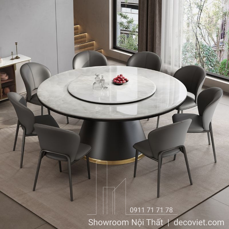 Bàn ăn tròn mặt đá lớn, phù hợp cho 8–10 người ngồi thoải mái.