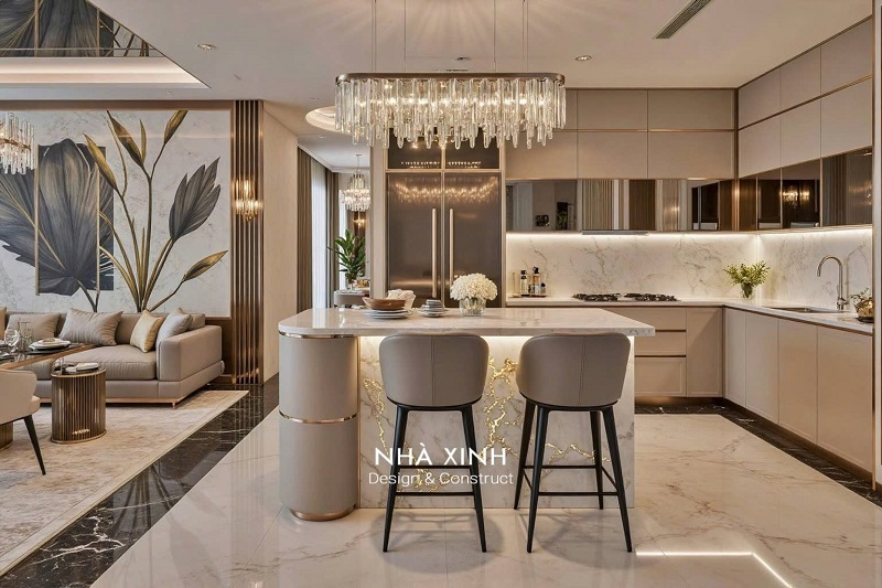 Bếp biệt thự thiết kế đẳng cấp với tủ bếp trắng và chi tiết ánh kim sang trọng.