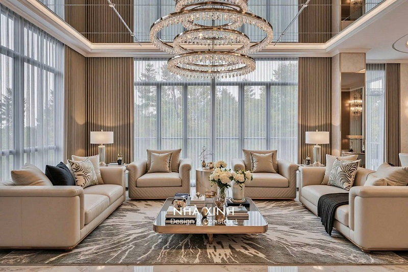 Phòng khách biệt thự phong cách tân cổ điển, nổi bật với đèn chùm và nội thất cao cấp