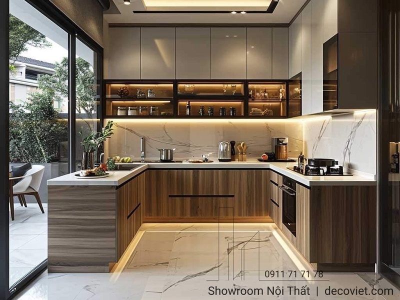 Không gian bếp sang trọng và ấm cúng nhờ vào hệ tủ bếp gỗ